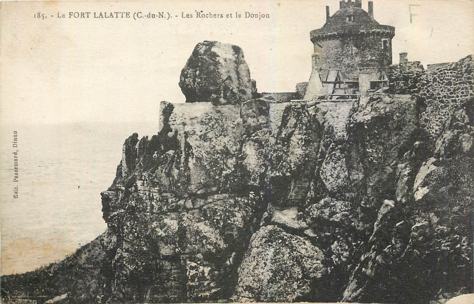 CPA Le Fort Lalatte C du N Les Rochers et le Donjon 