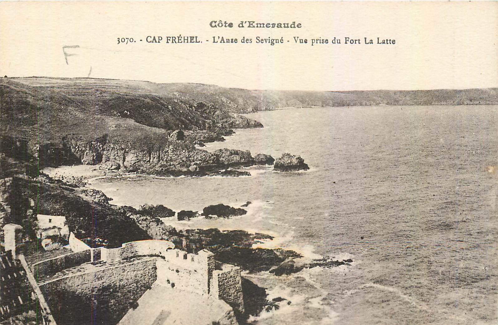 CPA Cap Frehel L'Anse des Sevigne Vue prise du Fort La Latte 