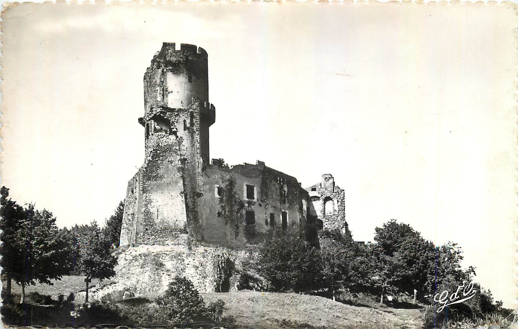 CPM L'Auvergne Chateau de Tournoel L'un des plus celebres d'Auvergne 