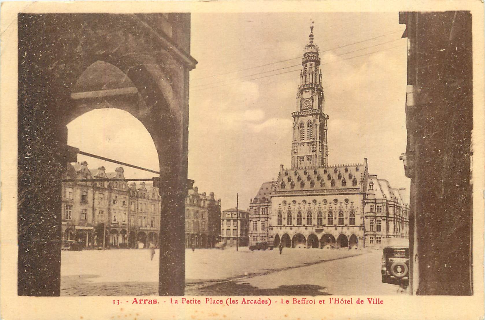CPA Arras La Petite Place Le Beffroi et l'Hotel de Ville 