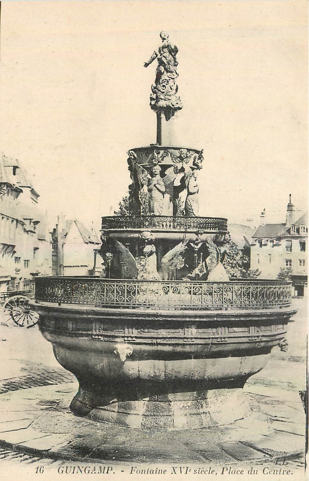 CPA Guingamp Fontaine XVI siecle Place du Centre 