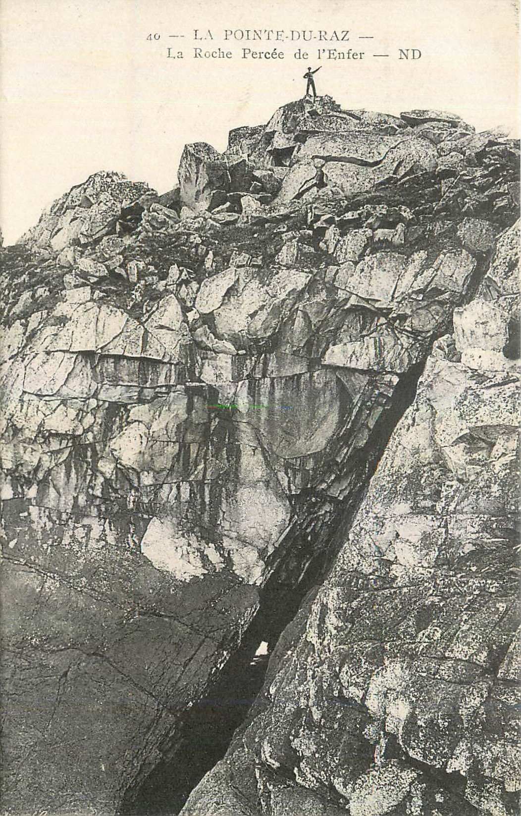 CPA La Pointe du Raz La Roche Percee de l'Enfer 