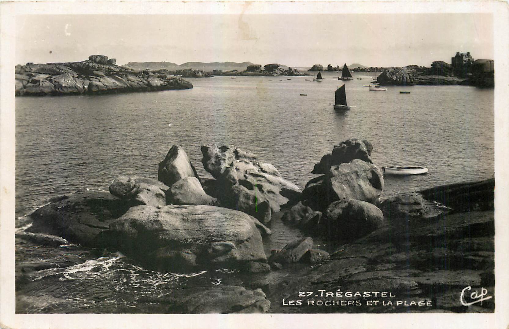 CPA Tregastel Les Rochers et la Plage