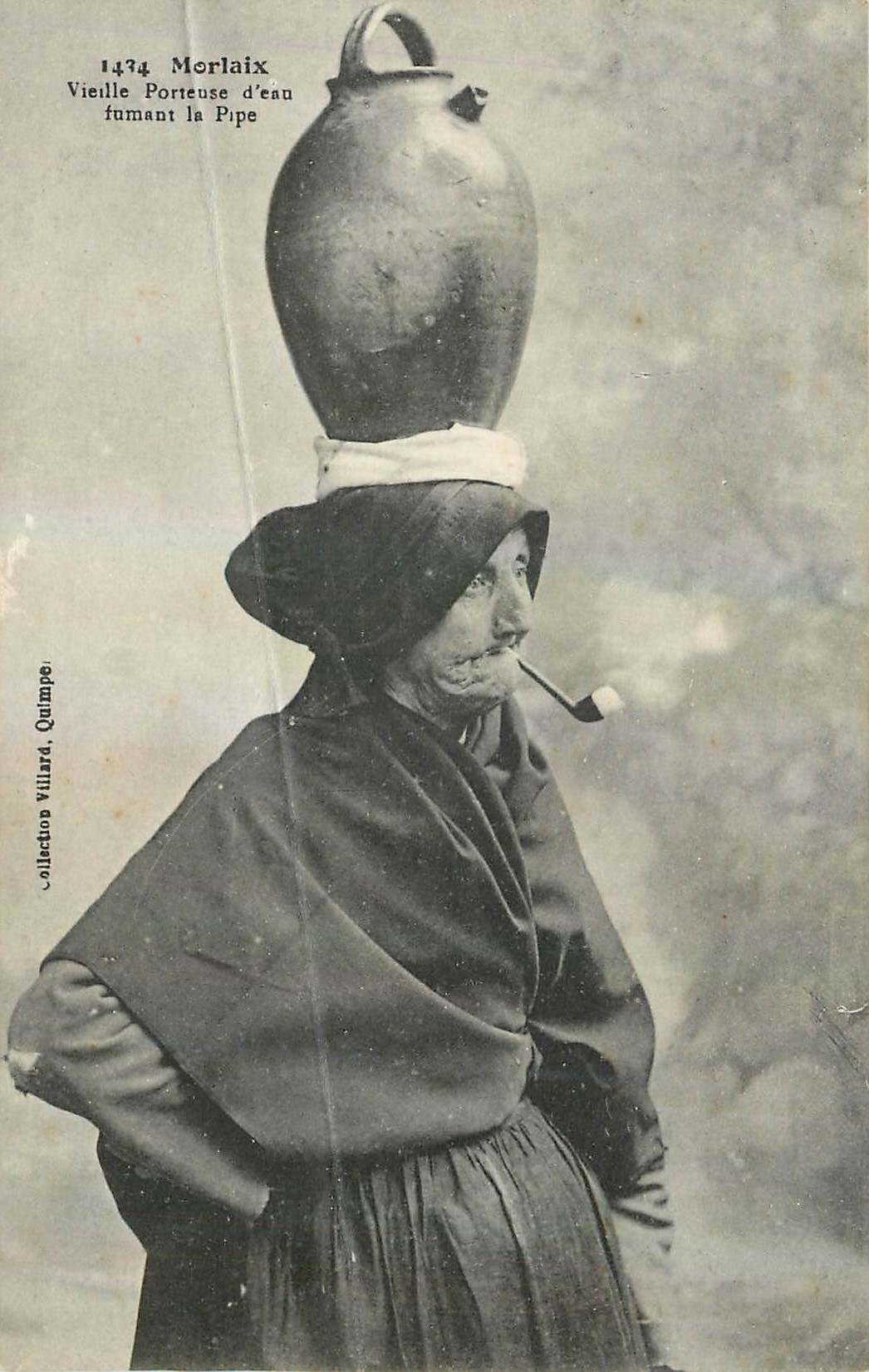 CPA Morlaix Vieille Porteuse d'eau fumant la Pipe Folklore