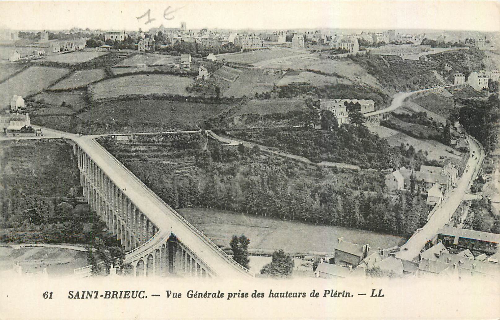 CPA Saint Brieuc Vue Generale prise des hauteurs de Plerin 