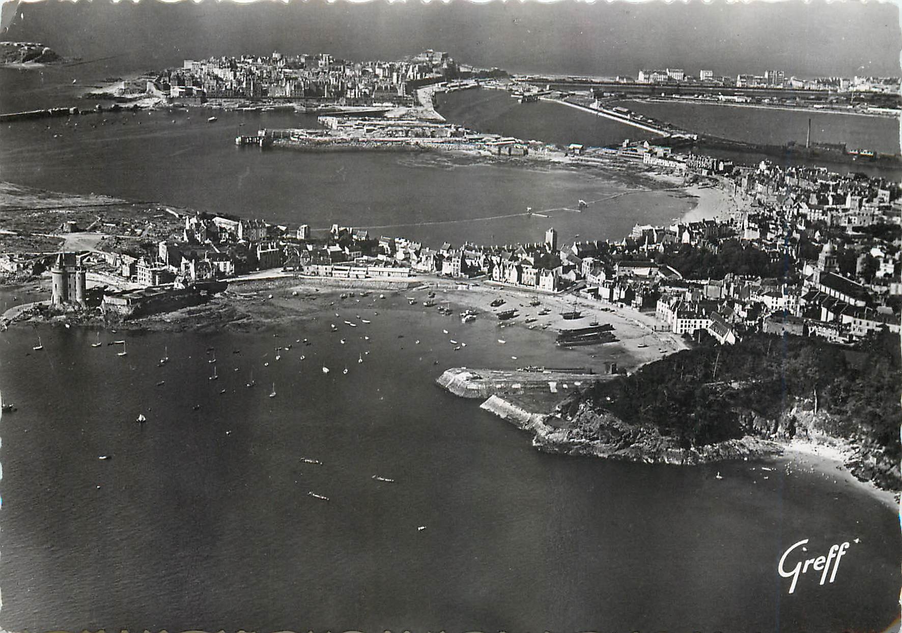 CPM Vue aerienne au premier plan Saint Servan et la Tour Solidor au second plan Saint Malo