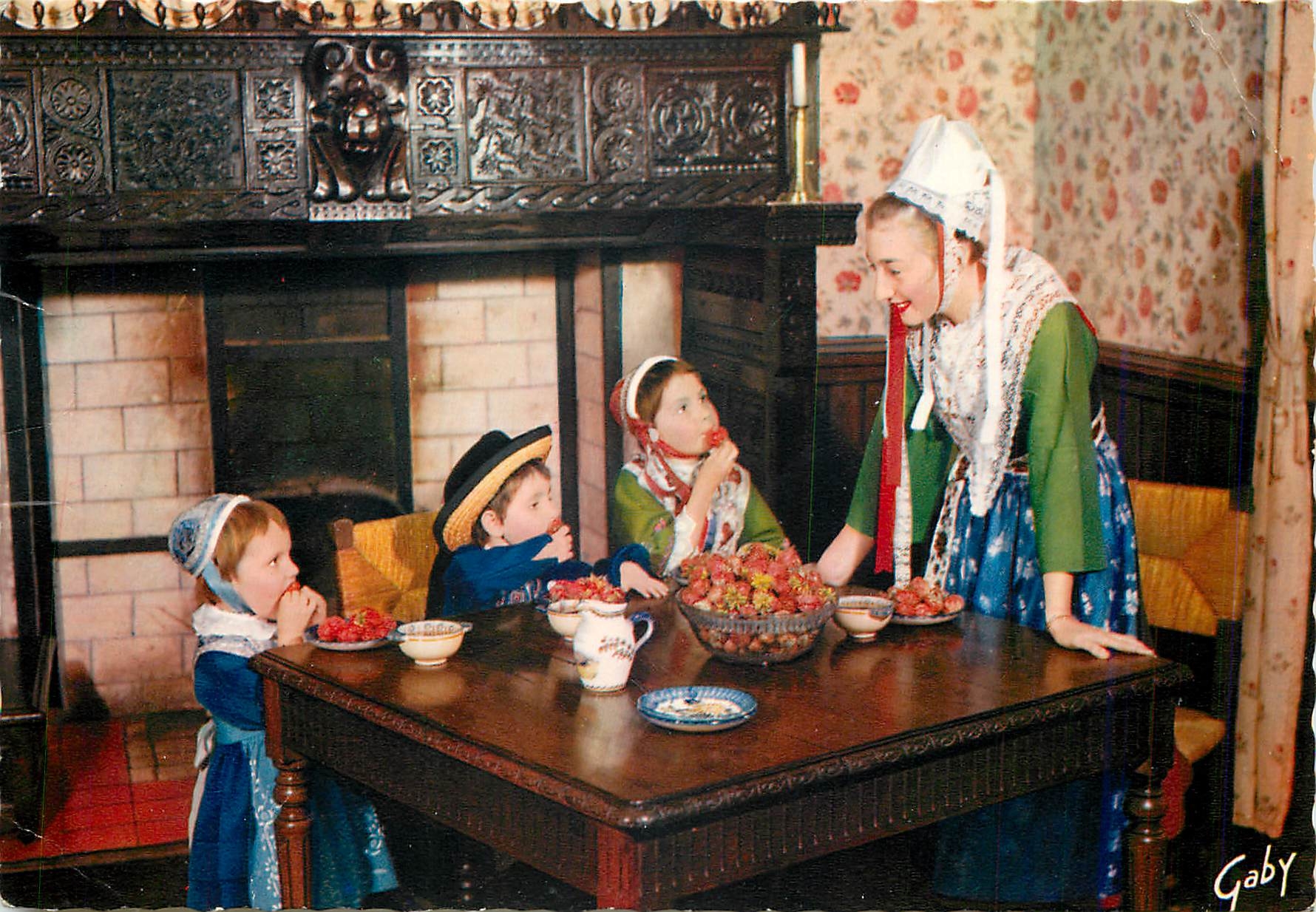 CPM La Bretagne Famille de Plougastel Daoulas Folklore