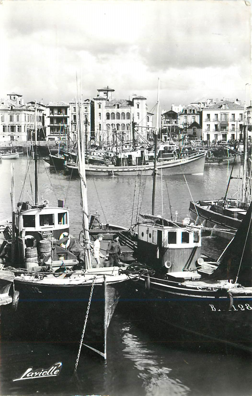 CPM Saint Jean de Luz Le Port Au fond la Maison de l'Infante Bateaux