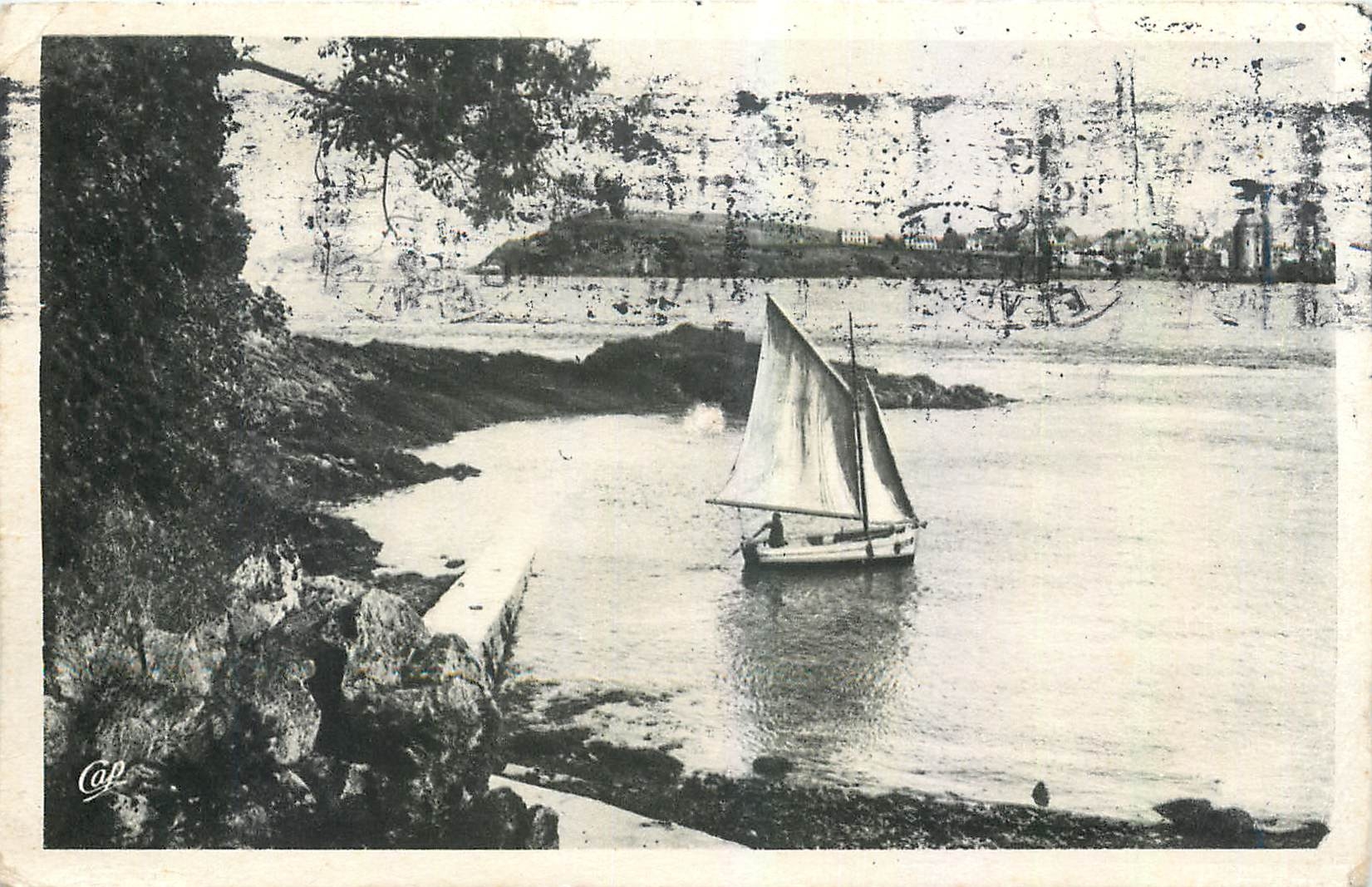 CPM Dinard La Cale de la Vicomte Bateau