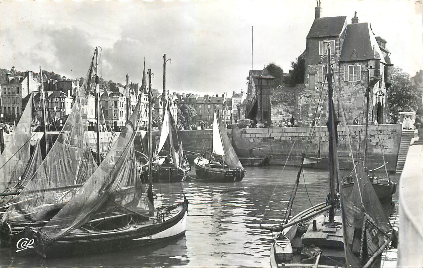CPM Honfleur Le Port et la Lieutenance Bateaux