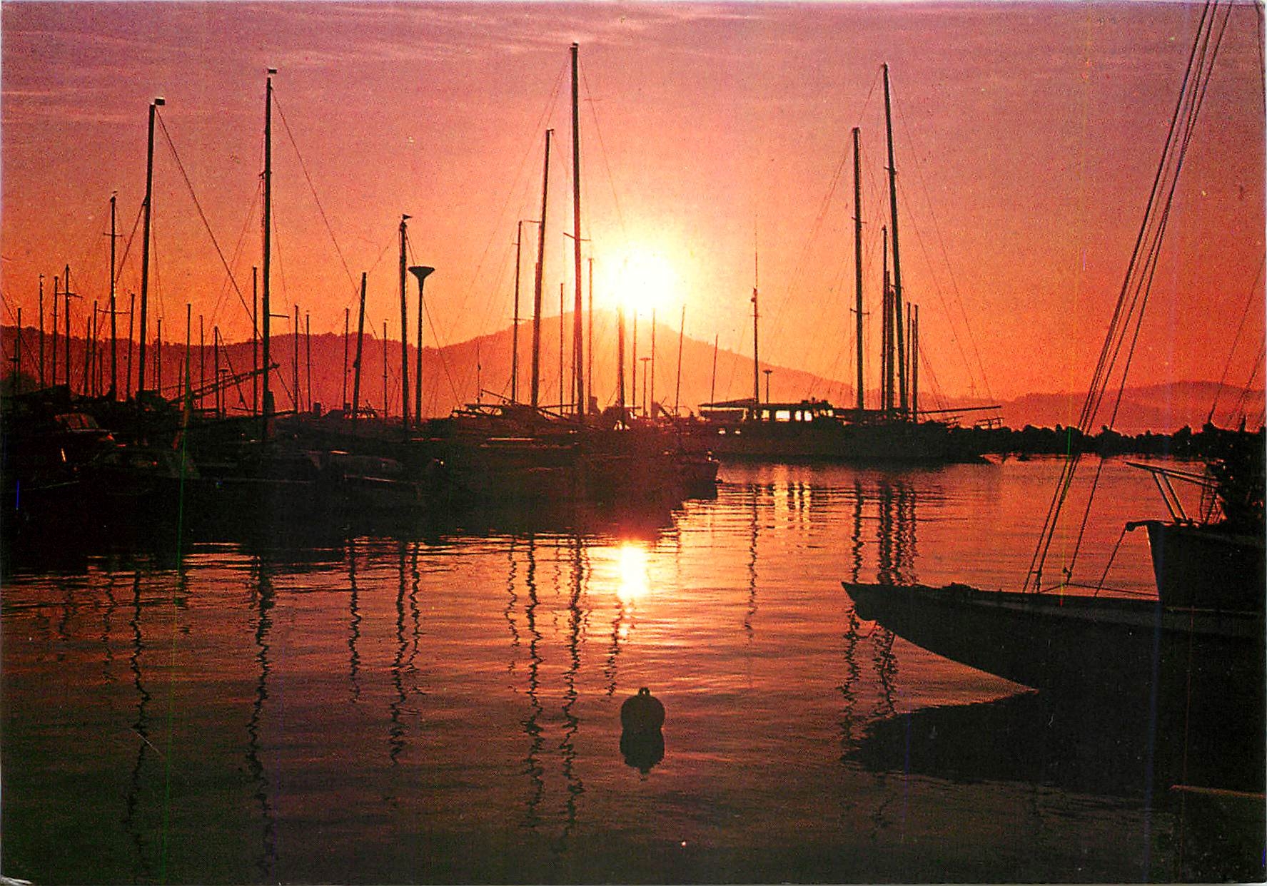 CPM Lever de Soleil sur le Port Bateaux