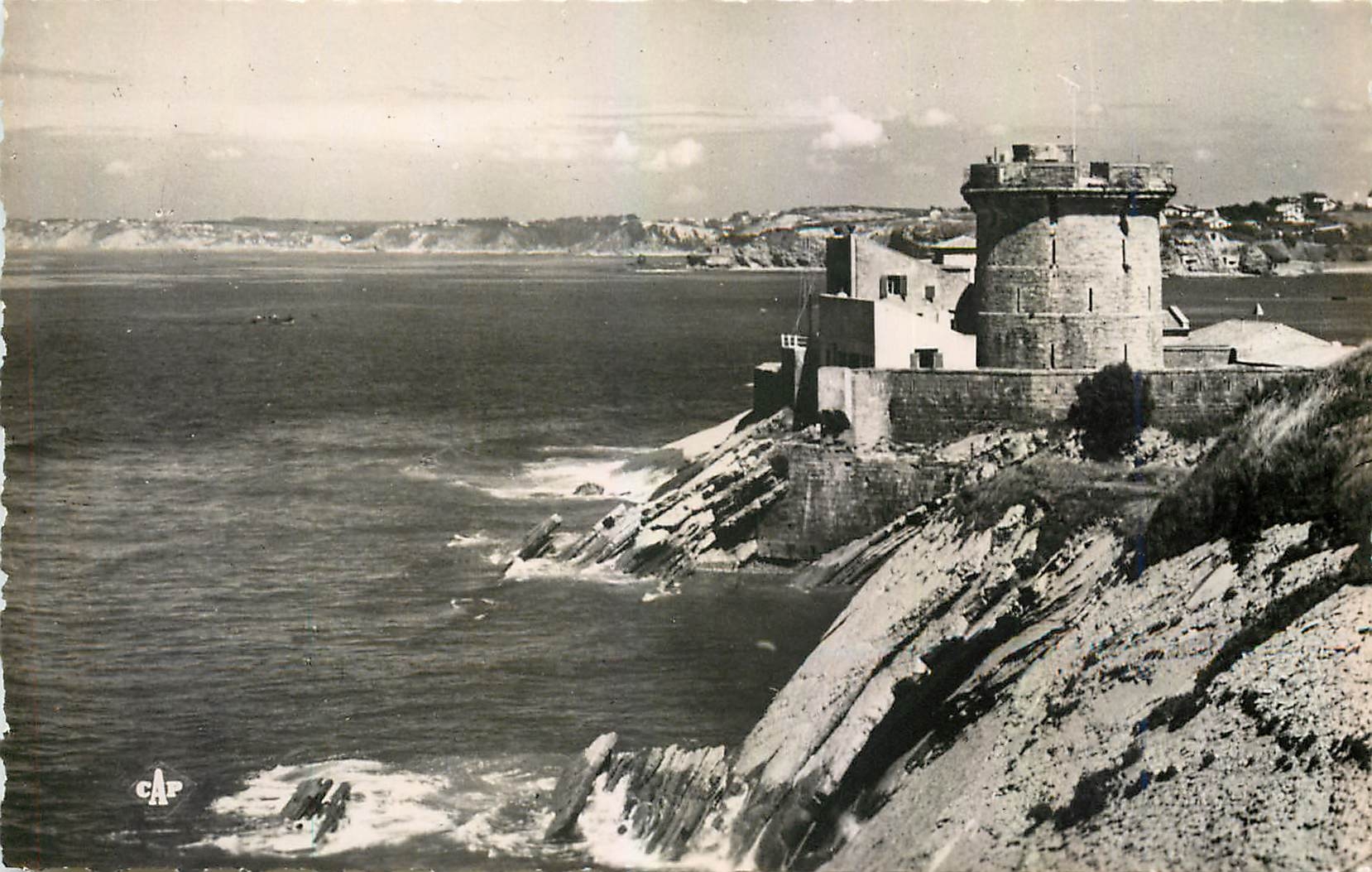 CPM St Jean de Luz Les Falaises et le Fort  