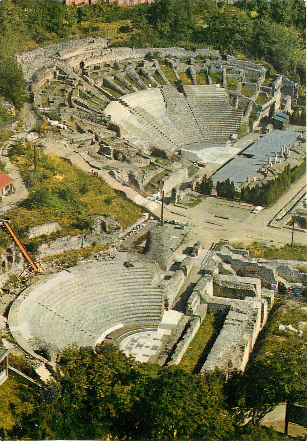 CPM Lyon Colline de Fourviere les Theatres Romaons au 1er plan l'Odeon