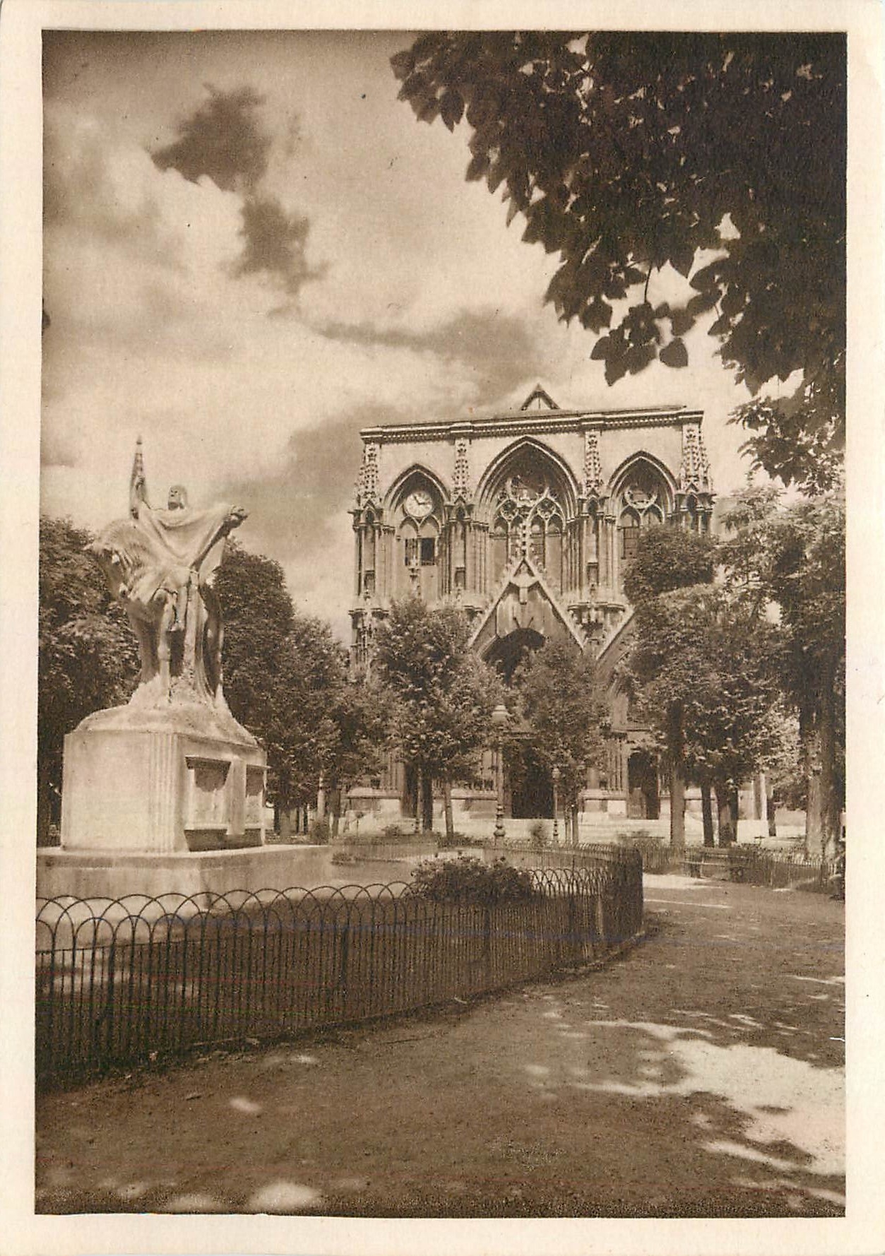 CPM Eglise de la Redemption Lyon vue exterieure Statue de Jeanne d'Arc