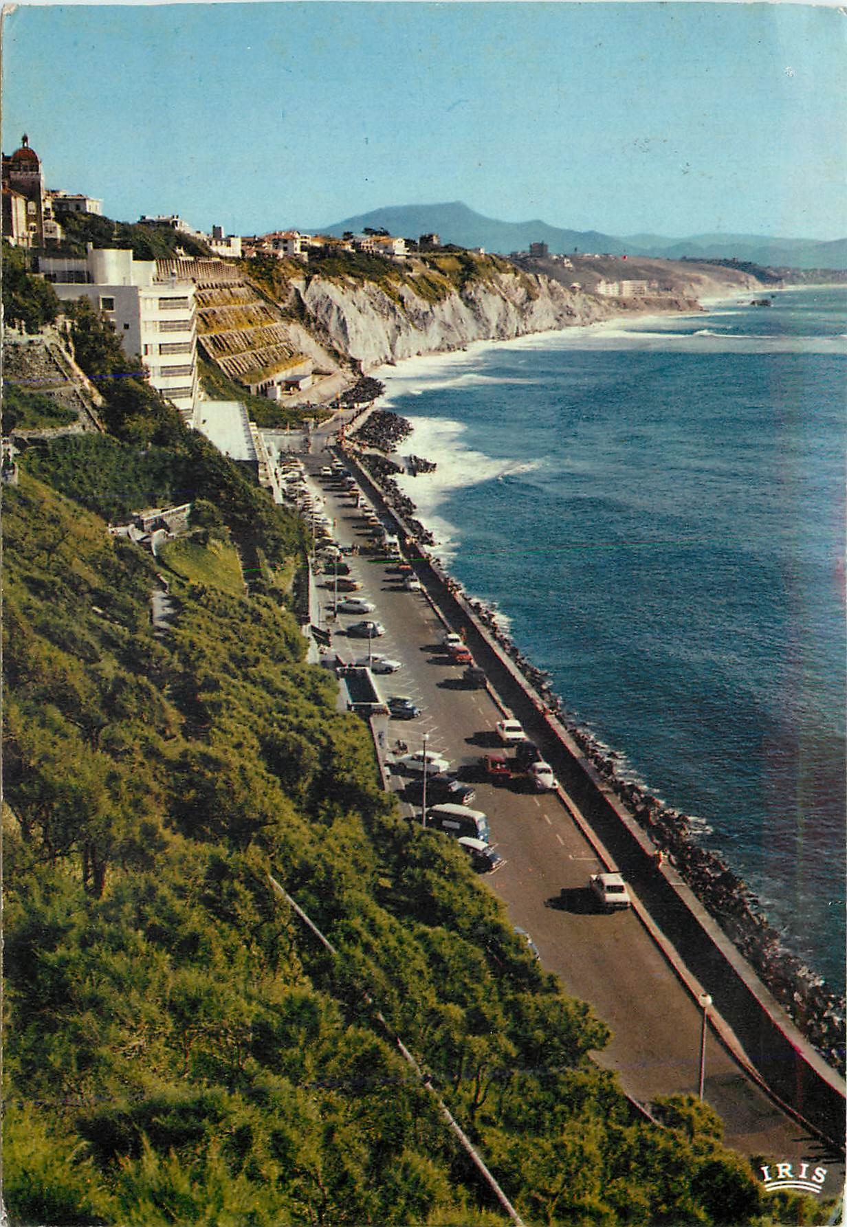 CPM Biarritz La cote des Basques dans le Fond la rhune