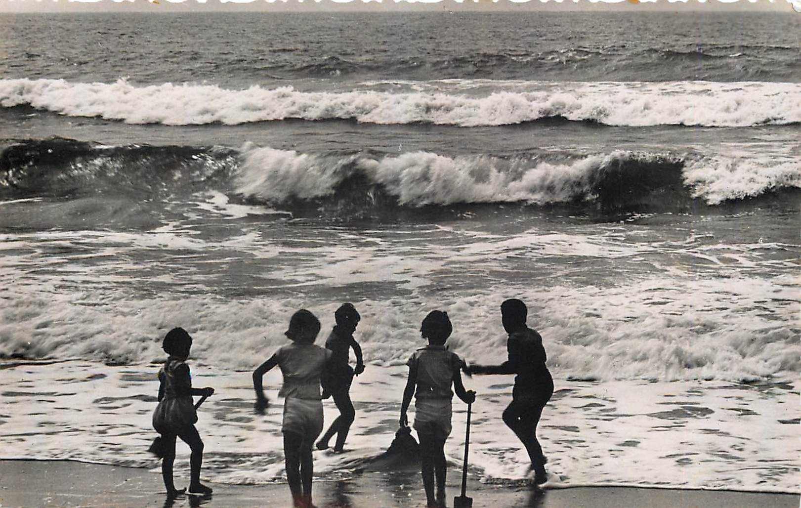 CPM Scenes de Place Marre Montanle