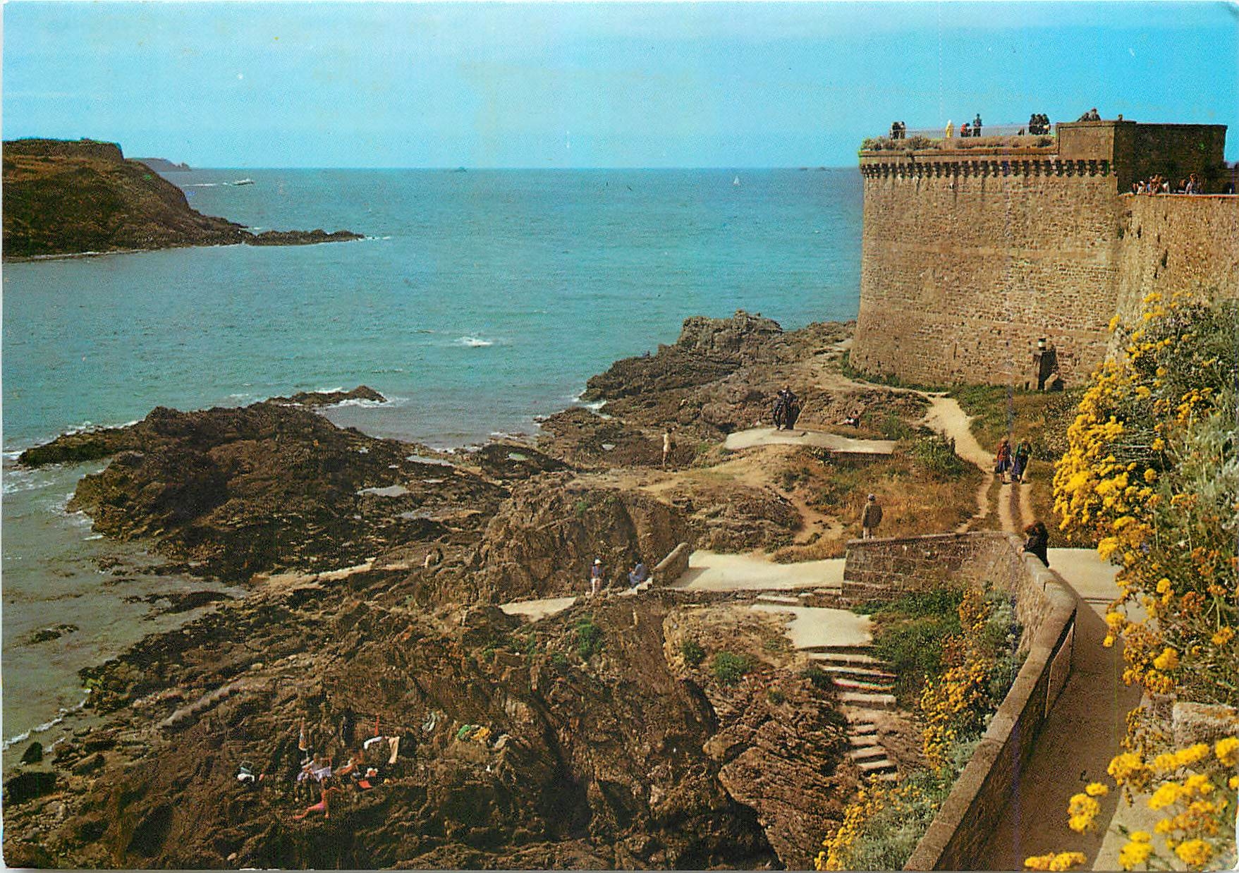 CPM Saint Malo (Ile et Vilaine) la tour Bidouane (XVe et XVIIes) en face l'ilot du Grand Be