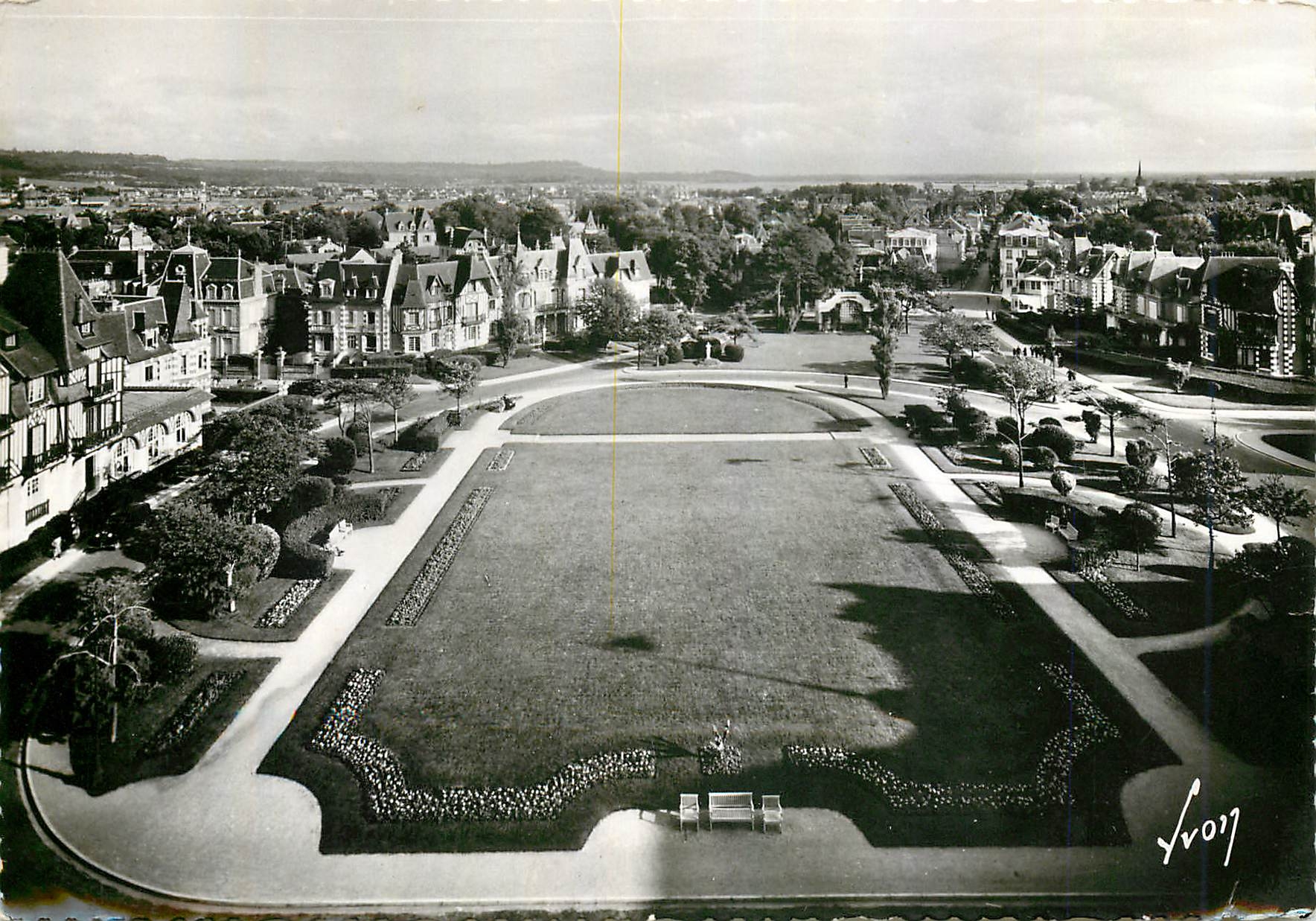 CPM Cabourg (Calvados) Vue d'ensemble des jardins