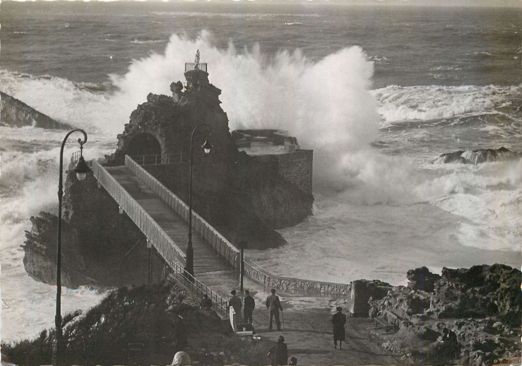 CPM Biarritz Le rocher de la veirge par tempete