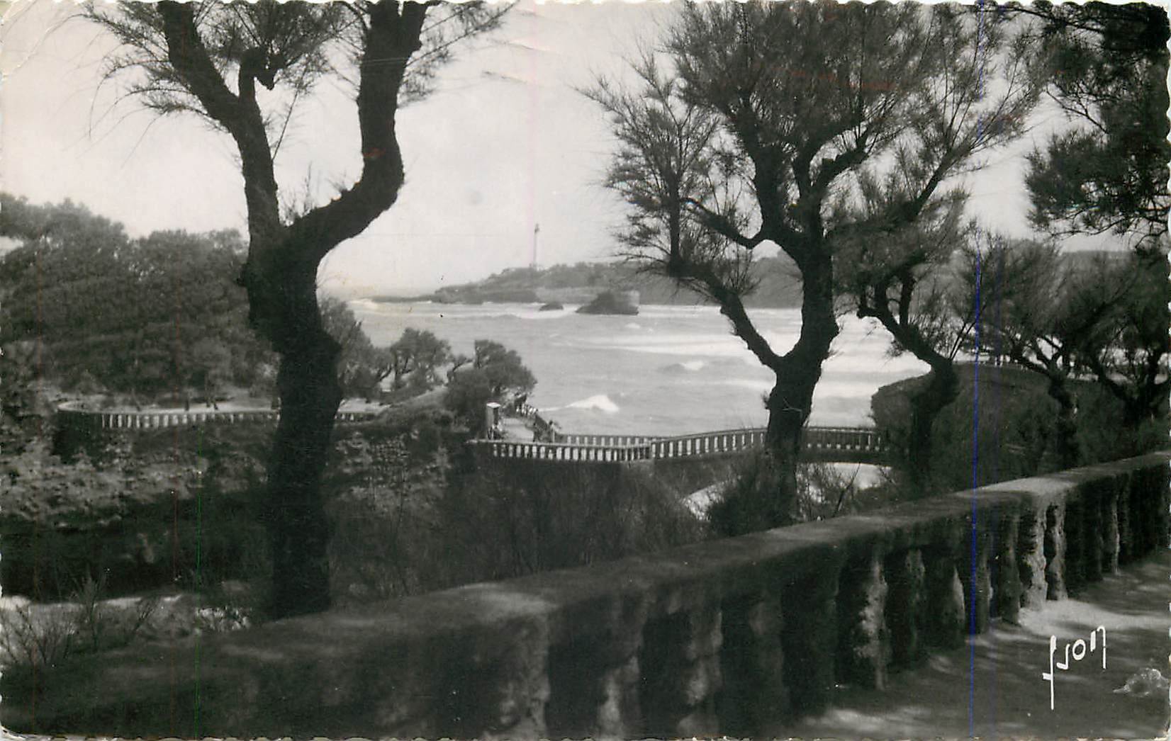 CPM Biarritz (Basses Pyrennees) Le rocher de Besta et le Phare