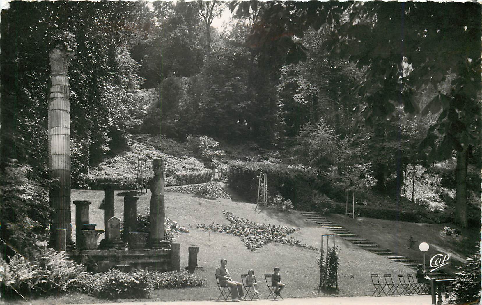 CPM Bourbonne les Bains Le Parc de l'etablissement Thermal Colonnes romaines