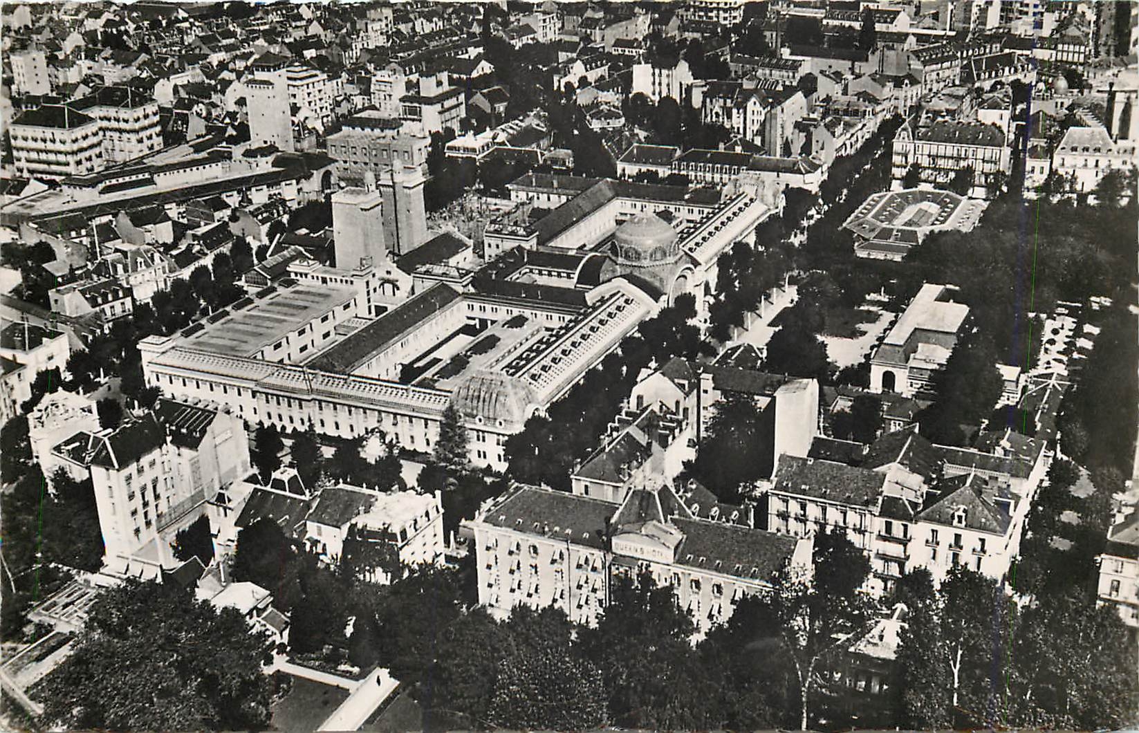 CPM Vichy vue arerienne Ier Place Etablissemet de Ier Classe