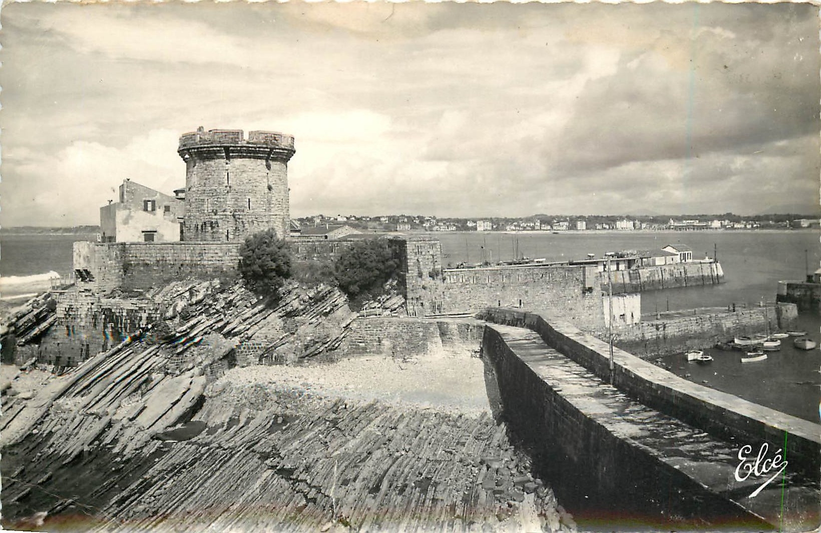 CPM St Jean de Luz (Basses Pyrenees) Le Fort du Socoa et la Baie de St Jean de Luz a droite l'Entree