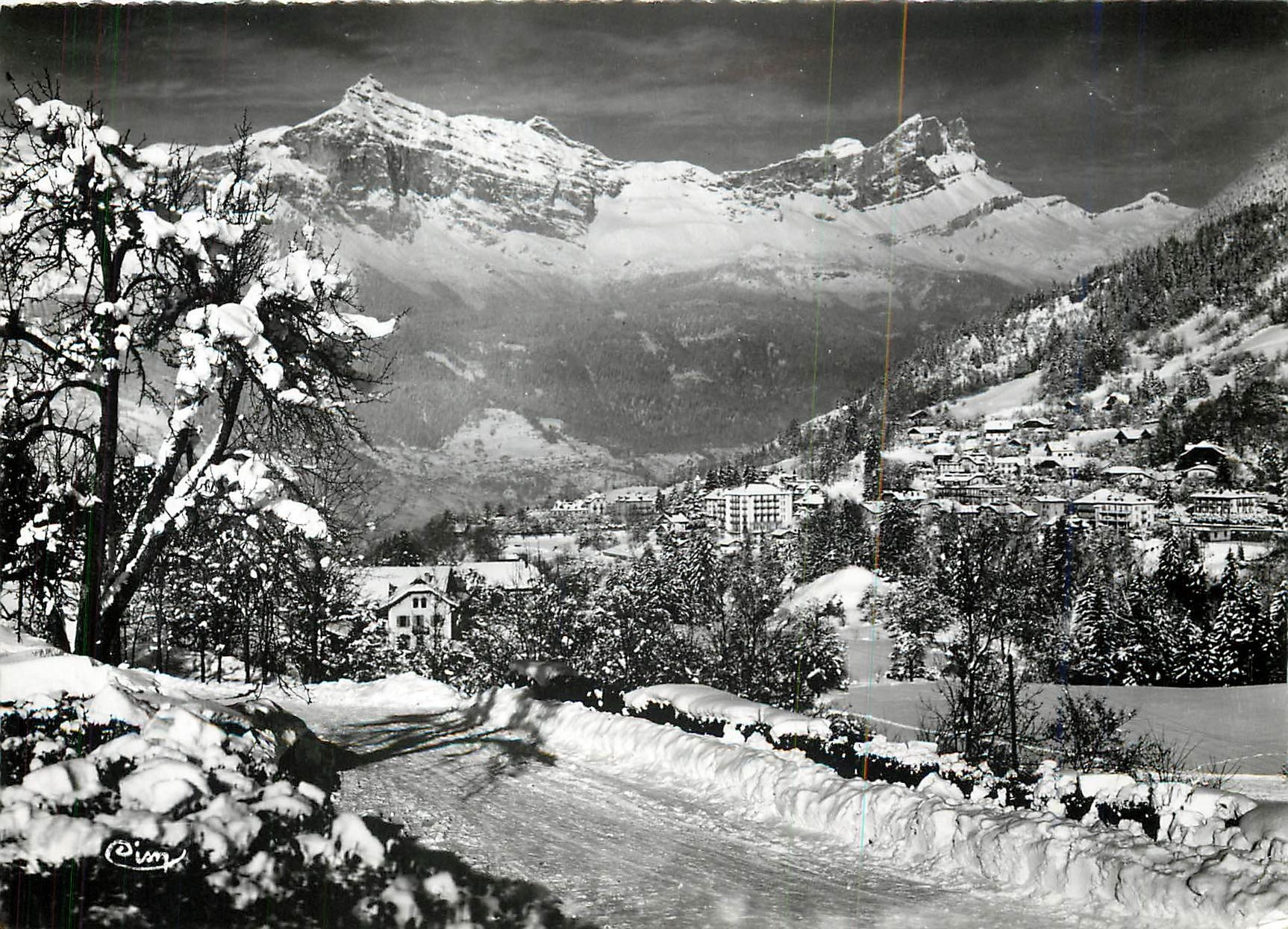 CPM St Gervais les Bains (Hte Savoie) Sports d'Hiver Vue generale et la chaine de Warens