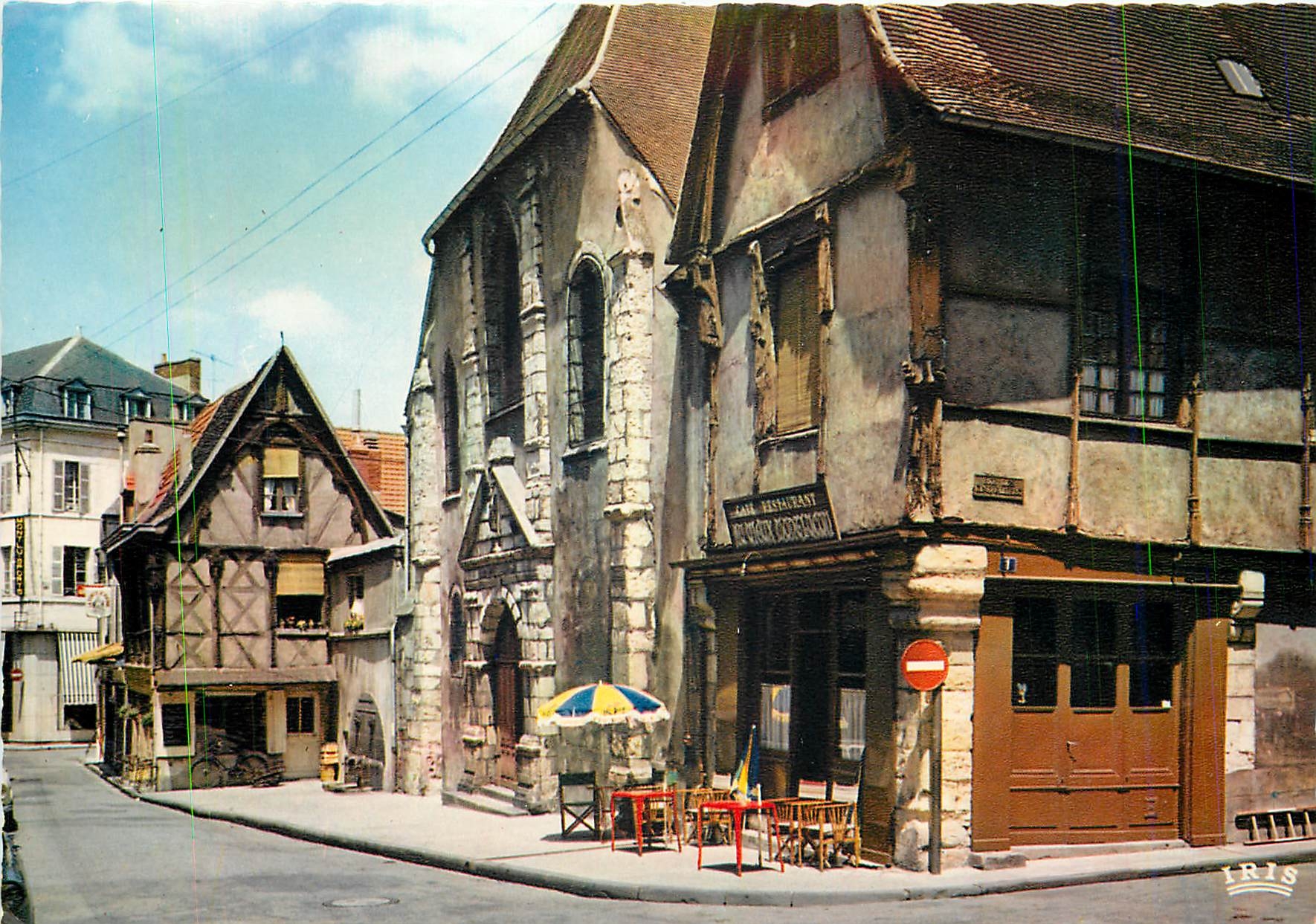 CPM Montlucon (Allier) L'eglise Saint Pierre (portail de 1638) et vieille maisons de bois du XVe s