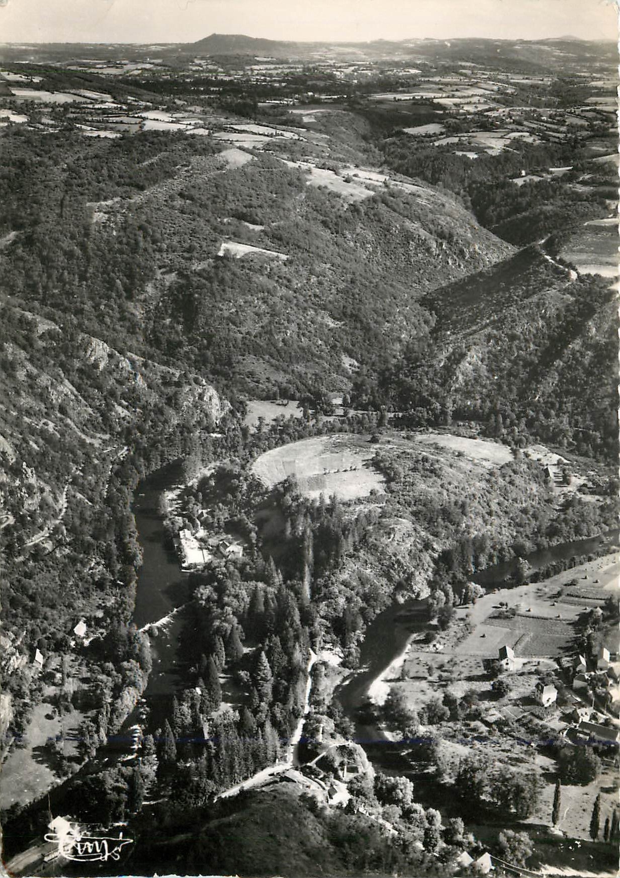 CPM La France Tourisque Chateauneuf les Bains ( P de D) Vue aerienne sur la vallee de la Sioute