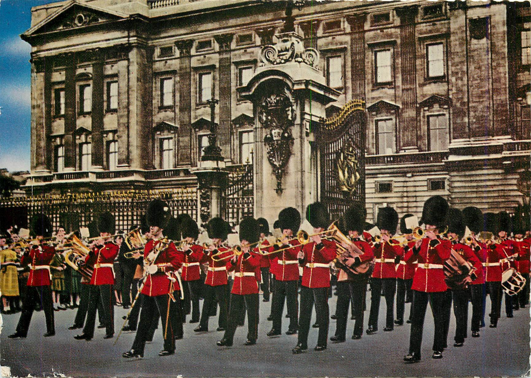 CPM The guards and Buckingham Palace London