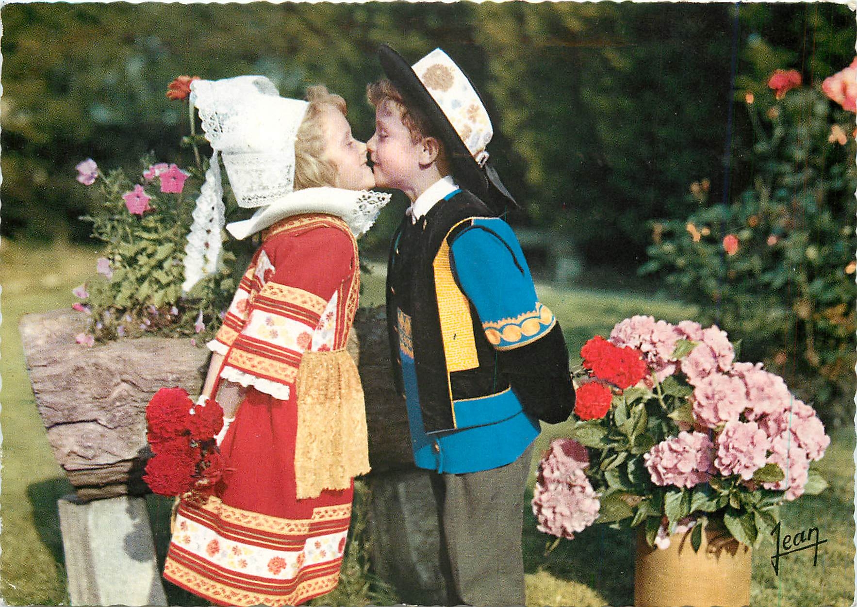 CPM Enfants en costumes de Fouesnant a Benodet