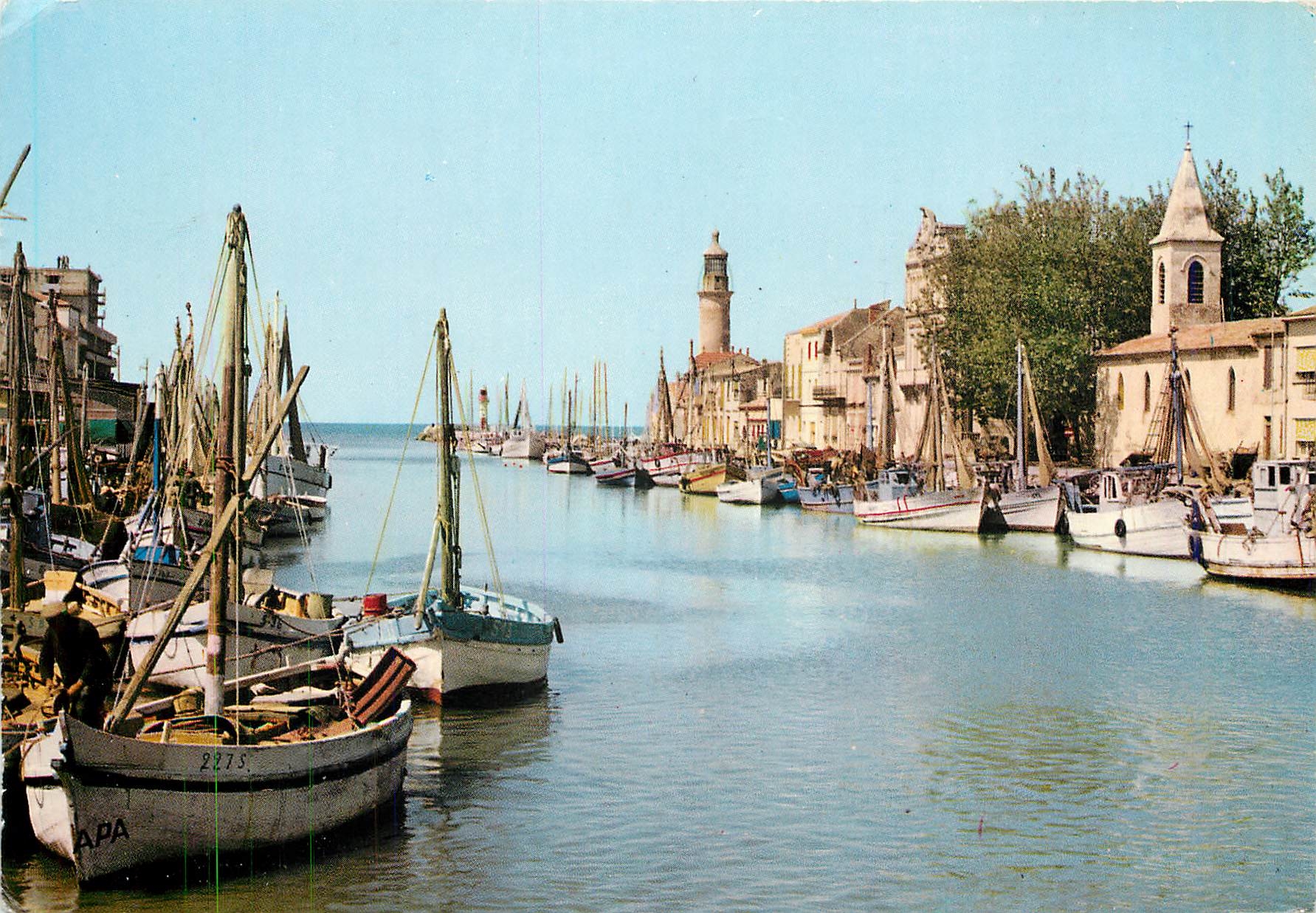 CPM Le Grau du Roi Vue panoramique sur le port la rive droite avec l'eglise et le phare Bateaux