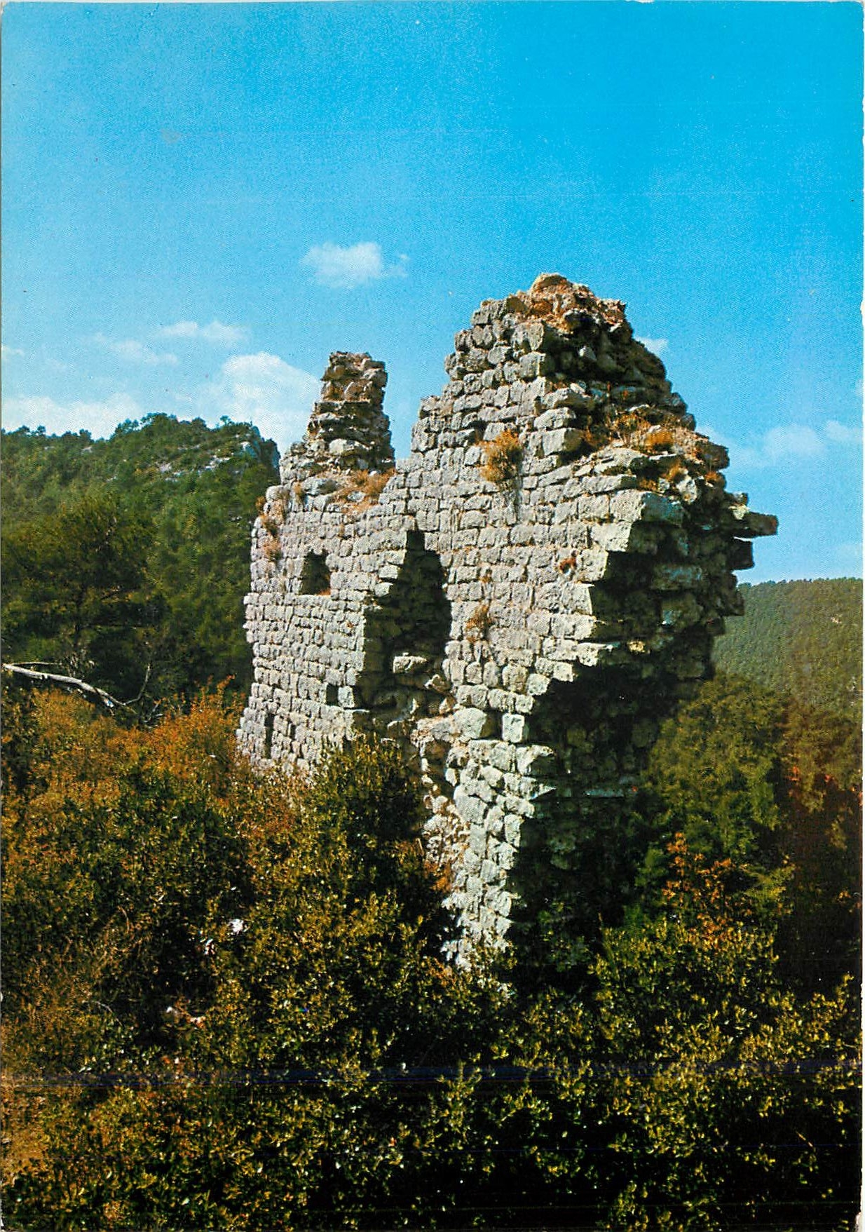 CPM Le Var Touristique Nans les Pins (alt 425 m) Les Ruines du Vieux Village