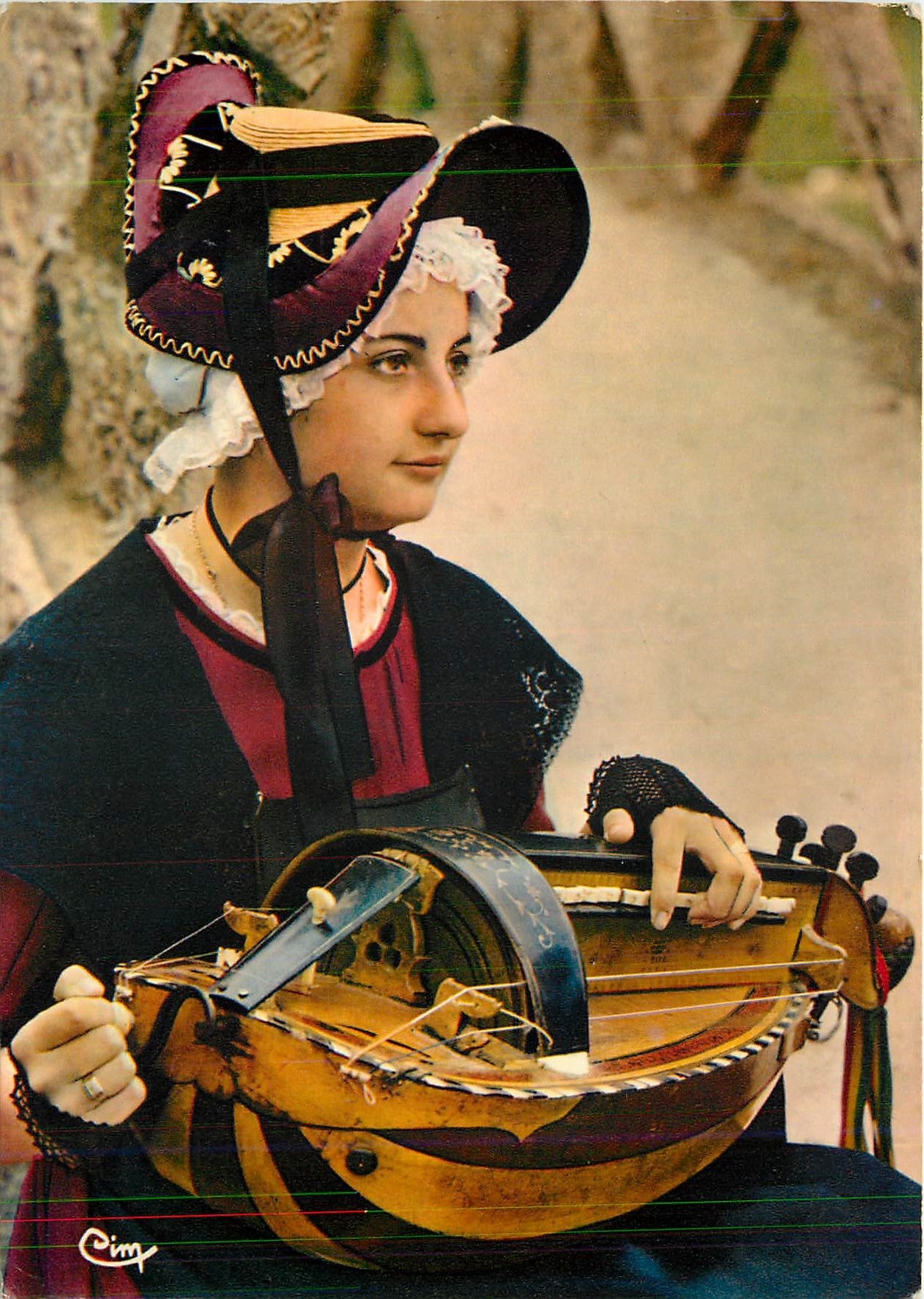 CPM Troubadours Montluconnais Maitre Sonneurs de Boubonnais La Jeune Vielleuse Boubonnaise