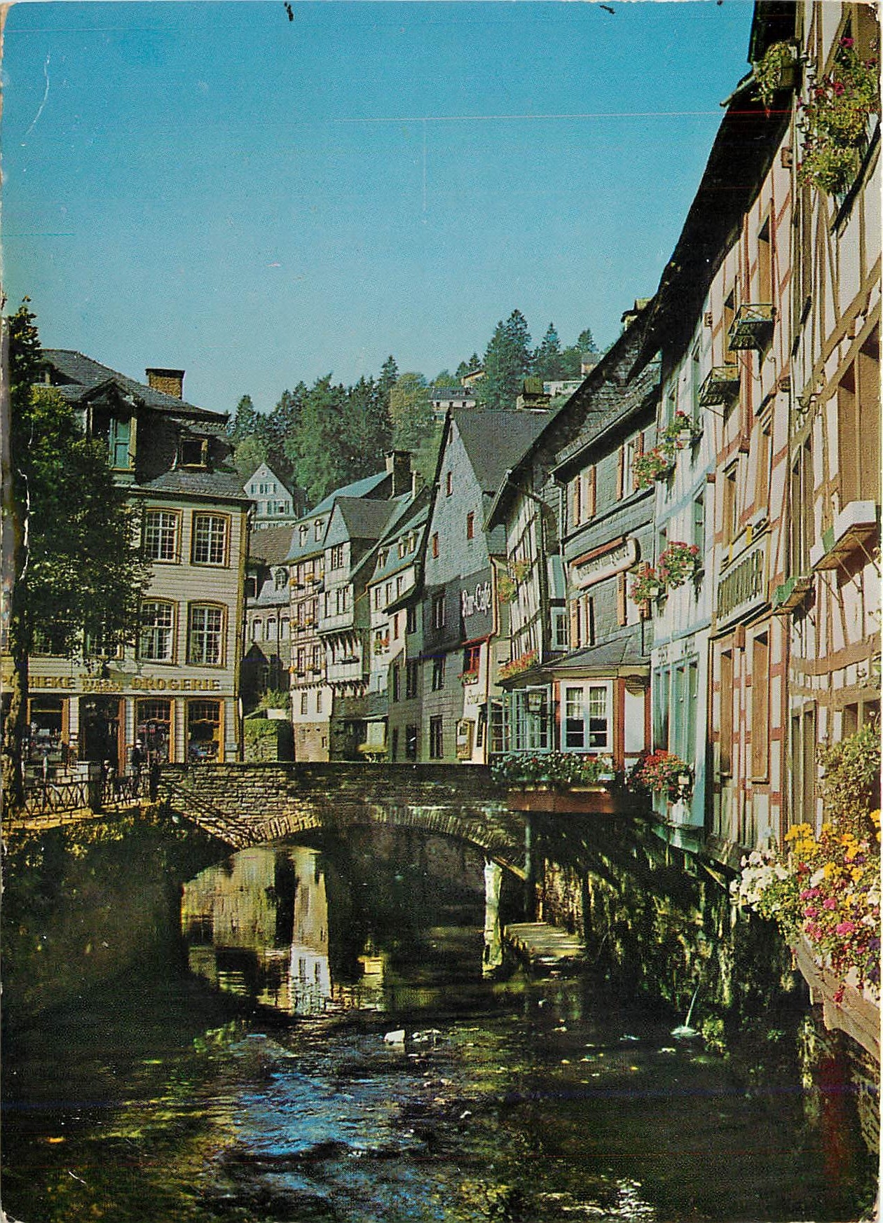 CPM Monschau Montkoie in het natuurpark Noord Eifel Vakwerkhuizen aan de Roer