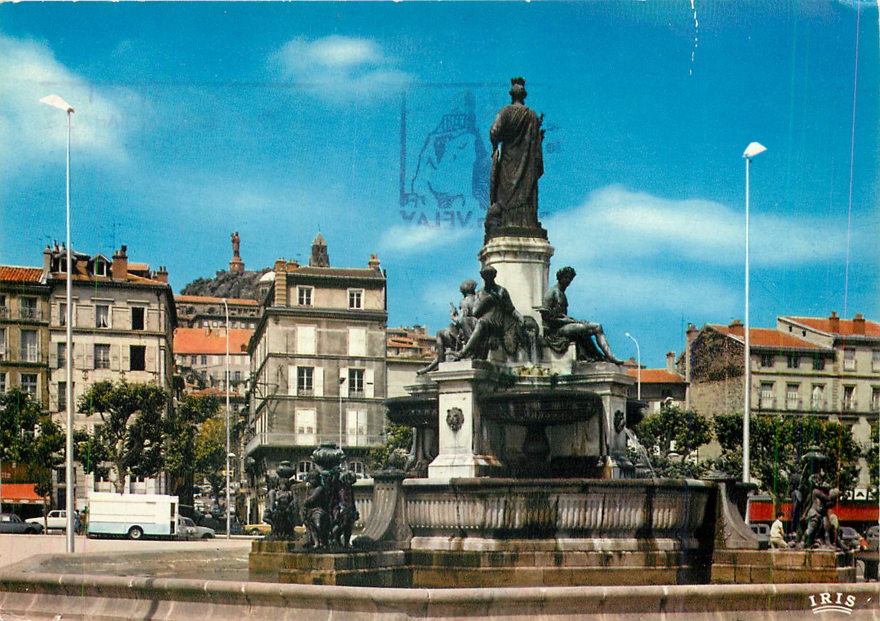CPM Le Puy en Velay La Fontaine Crozatier et vue sur N D de France