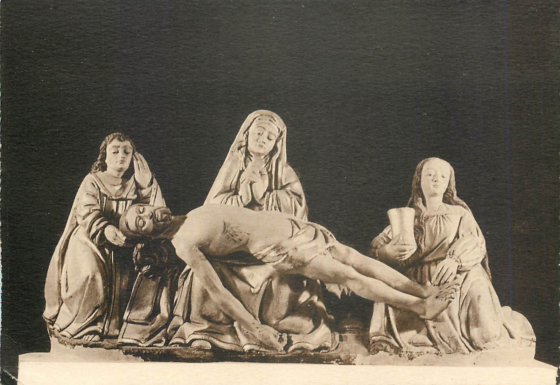 CPM Eglise Romane du XIIe s Saint Saturnin (Puy de Dome) La Pieta