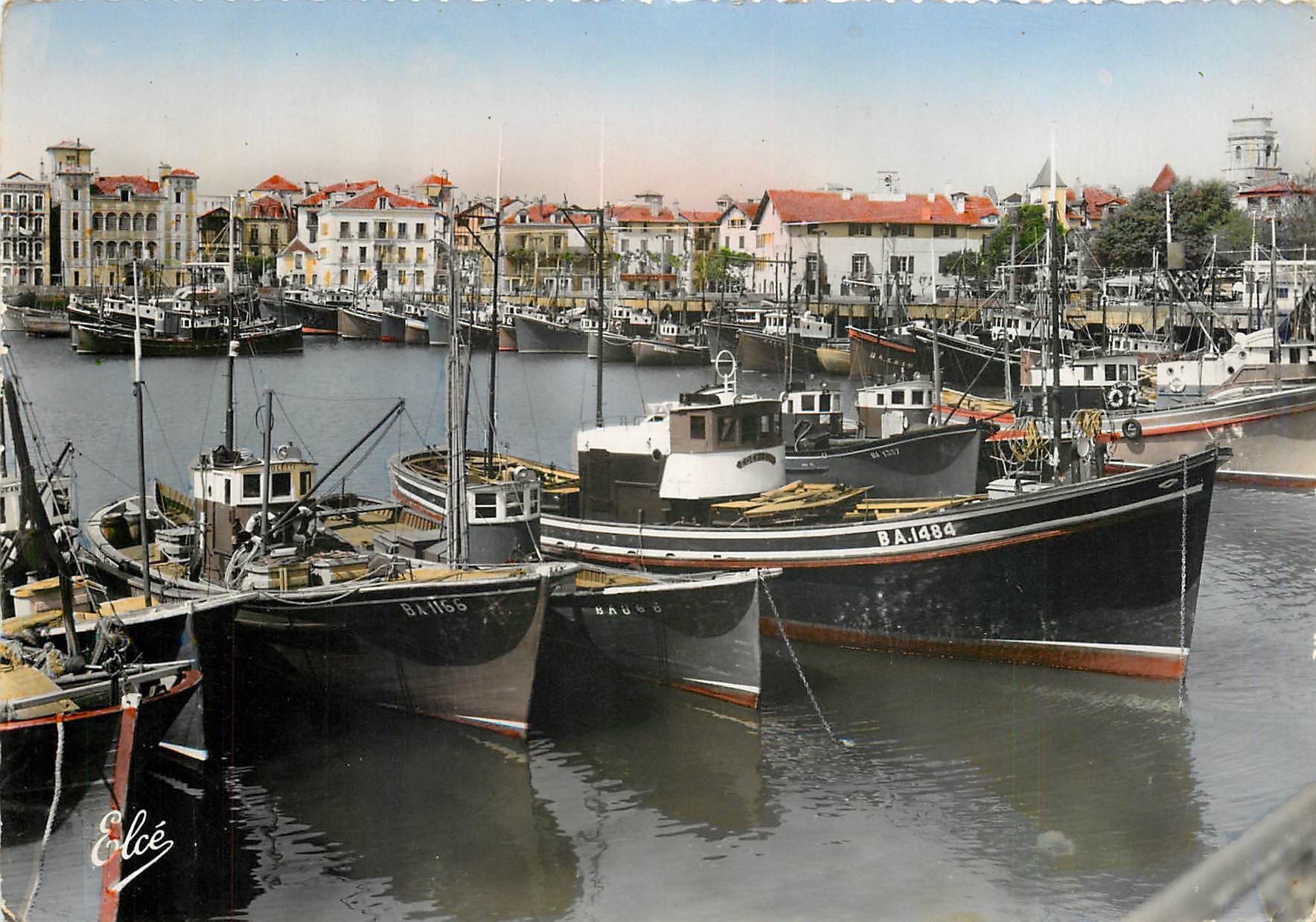 CPM Saint Jean de Luz (Basses Pyrenees) Thonieres et Chalutiers dans le Port Bateaux