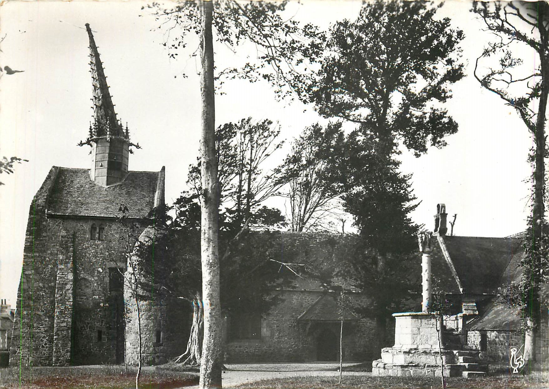 CPM Plougrescant (C du N) Siant Goneyr la Chapelle et le Calvaire
