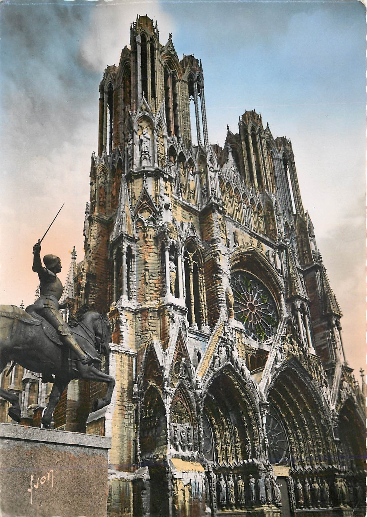 CPM Reims (Marne) La Cathedrale et la Statue de Jeanne d'Arc