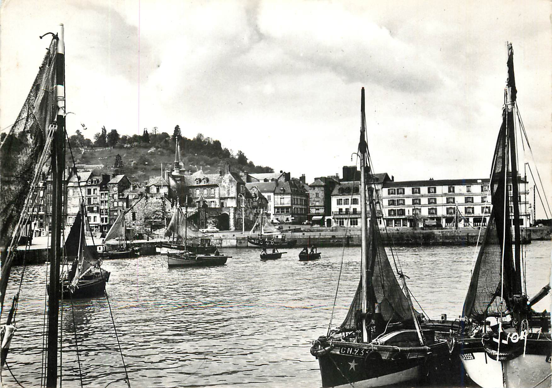 CPM Honfleur (Calvados) Quai de la Quarantaine Bateaux