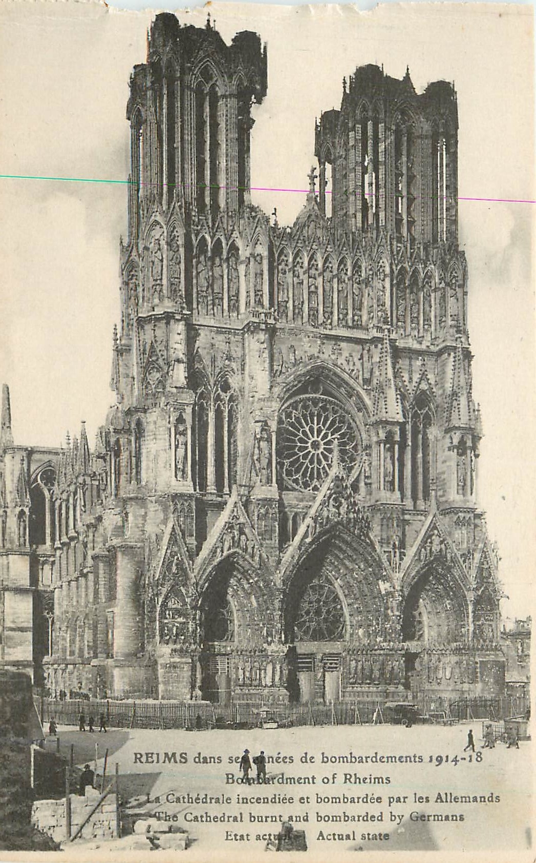 CPA Reims Dans ses annees de bombardement 1914 18 La Cathedrale incediee et bombardee par les Allema