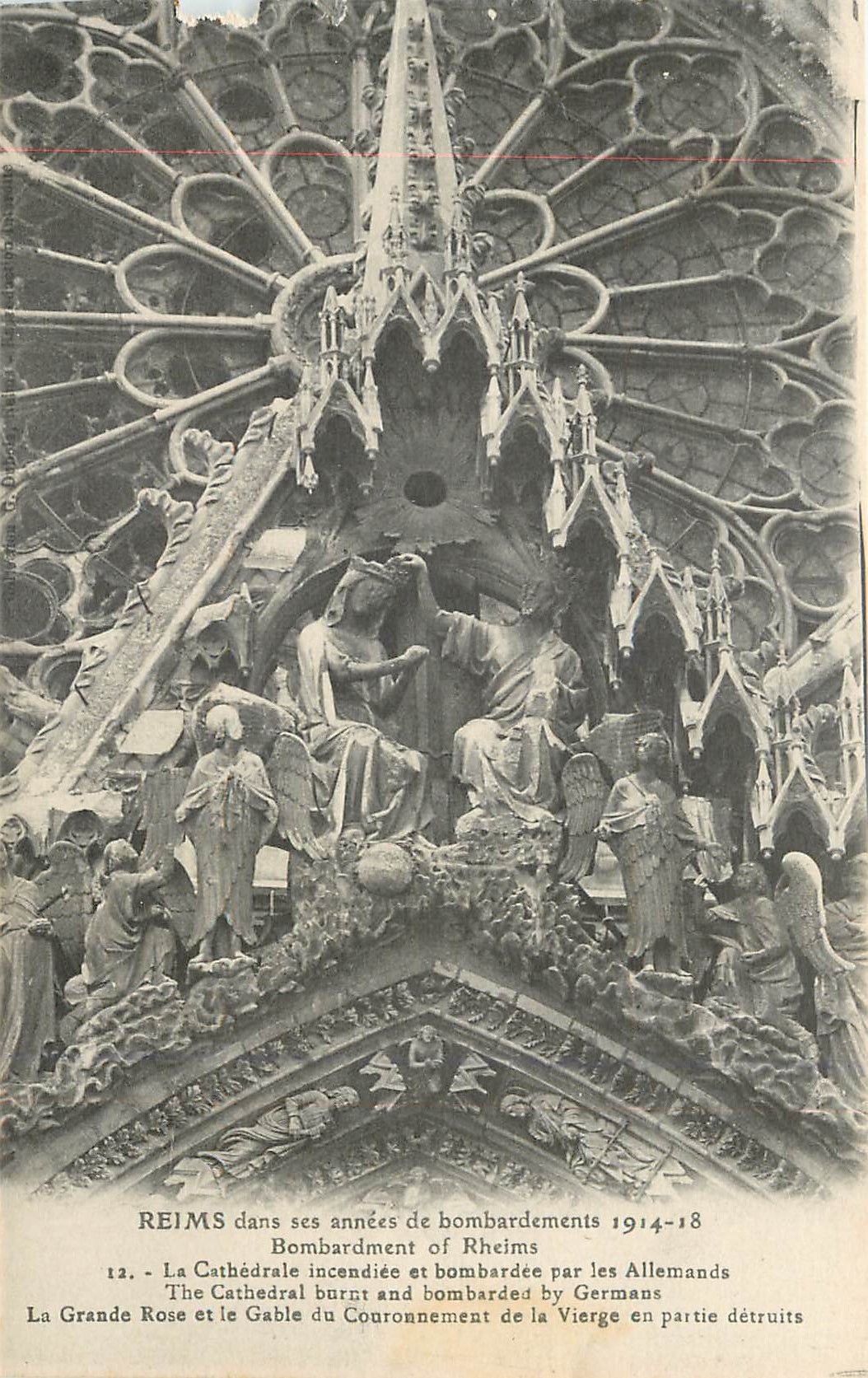 CPA Reims Dans ses annees de bombardement 1914 18 La Cathedrale incendiee et bombardee par les Allem