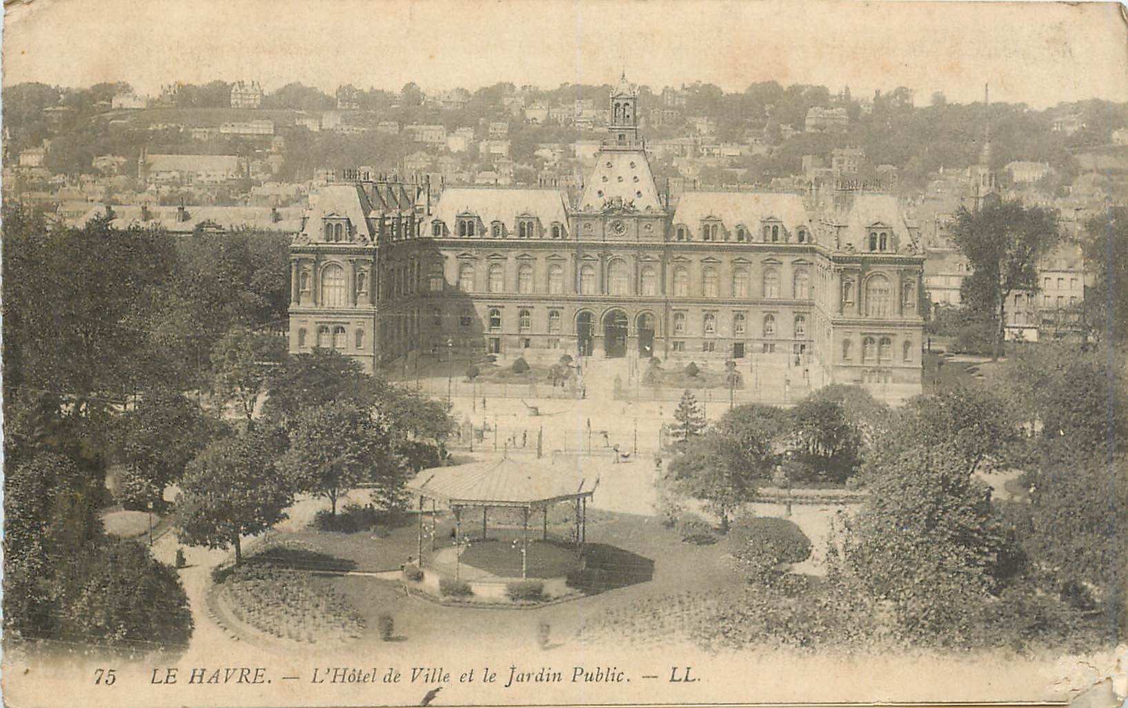 CPA Le Havre L'Hotel de Ville et le Jardin Public