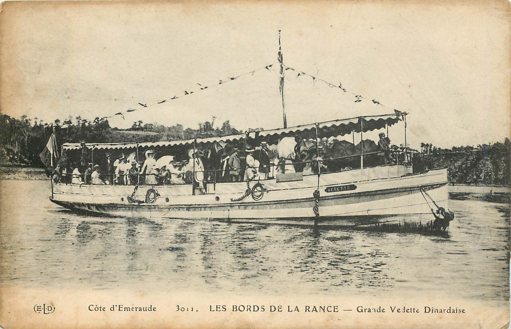 CPA Cote d'Emeraude Les Bords de la Rance Grande Vedette Dinardaise Bateau