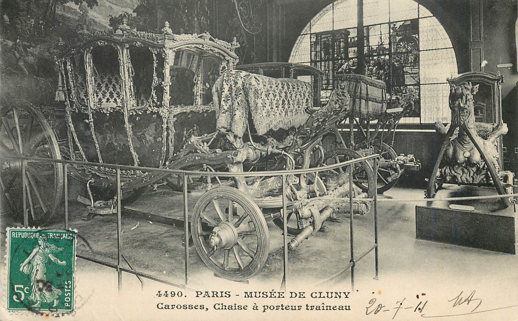 CPA Paris Musee de Cluny Carosses Chaise a porteur traineau