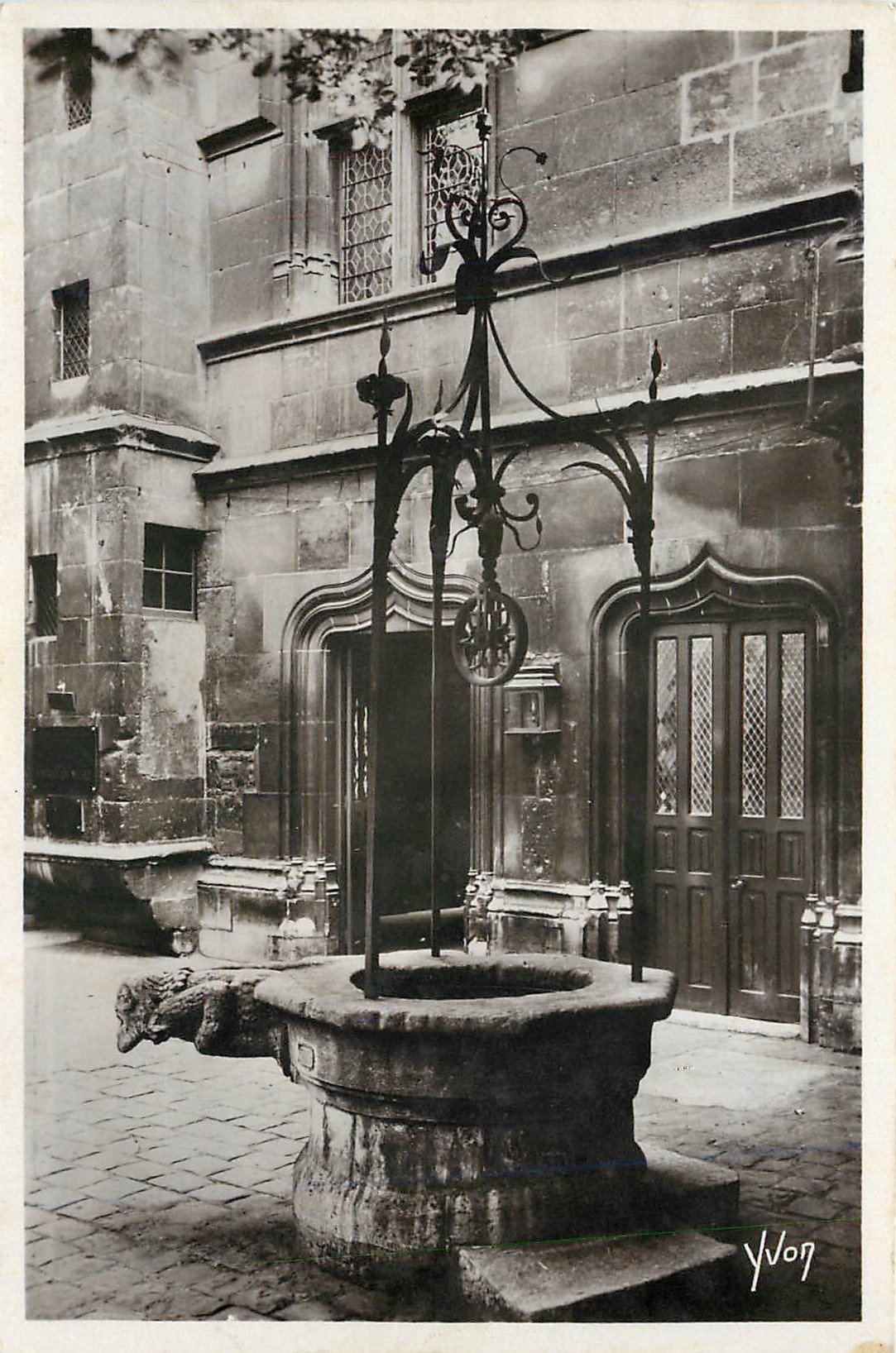 CPA Paris Musee de Cluny Le Vieux puits 