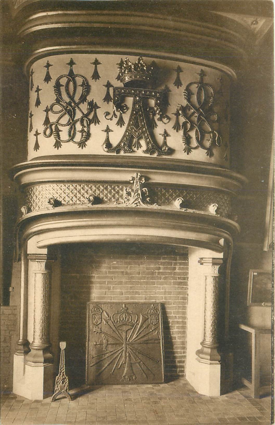CPA Blois Le Chateau Le Musee Cheminee d'Anne de Bretagne