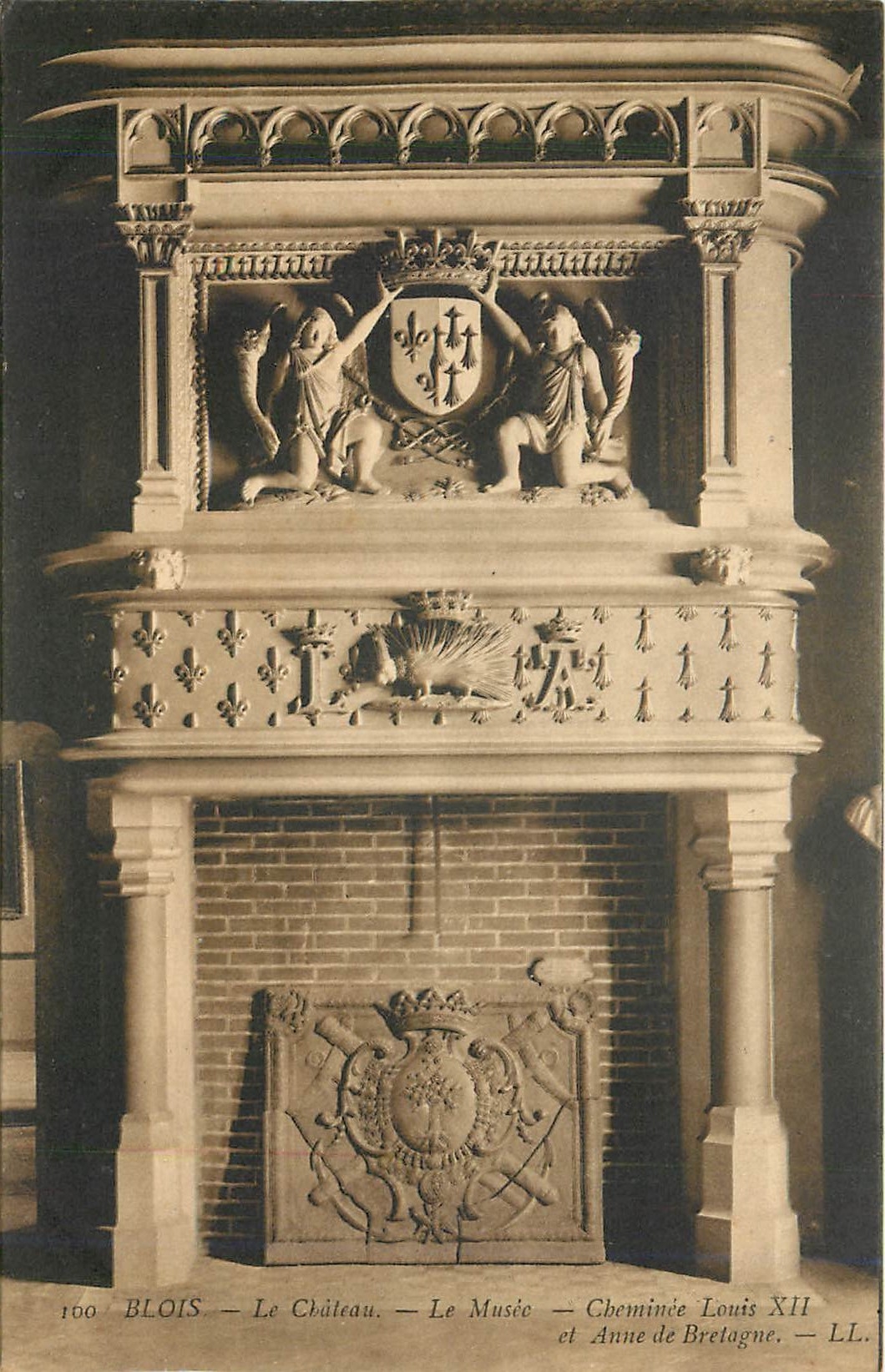 CPA Blois Le Chateau Le Musee Cheminee Louis XII et Anne de Bretagne